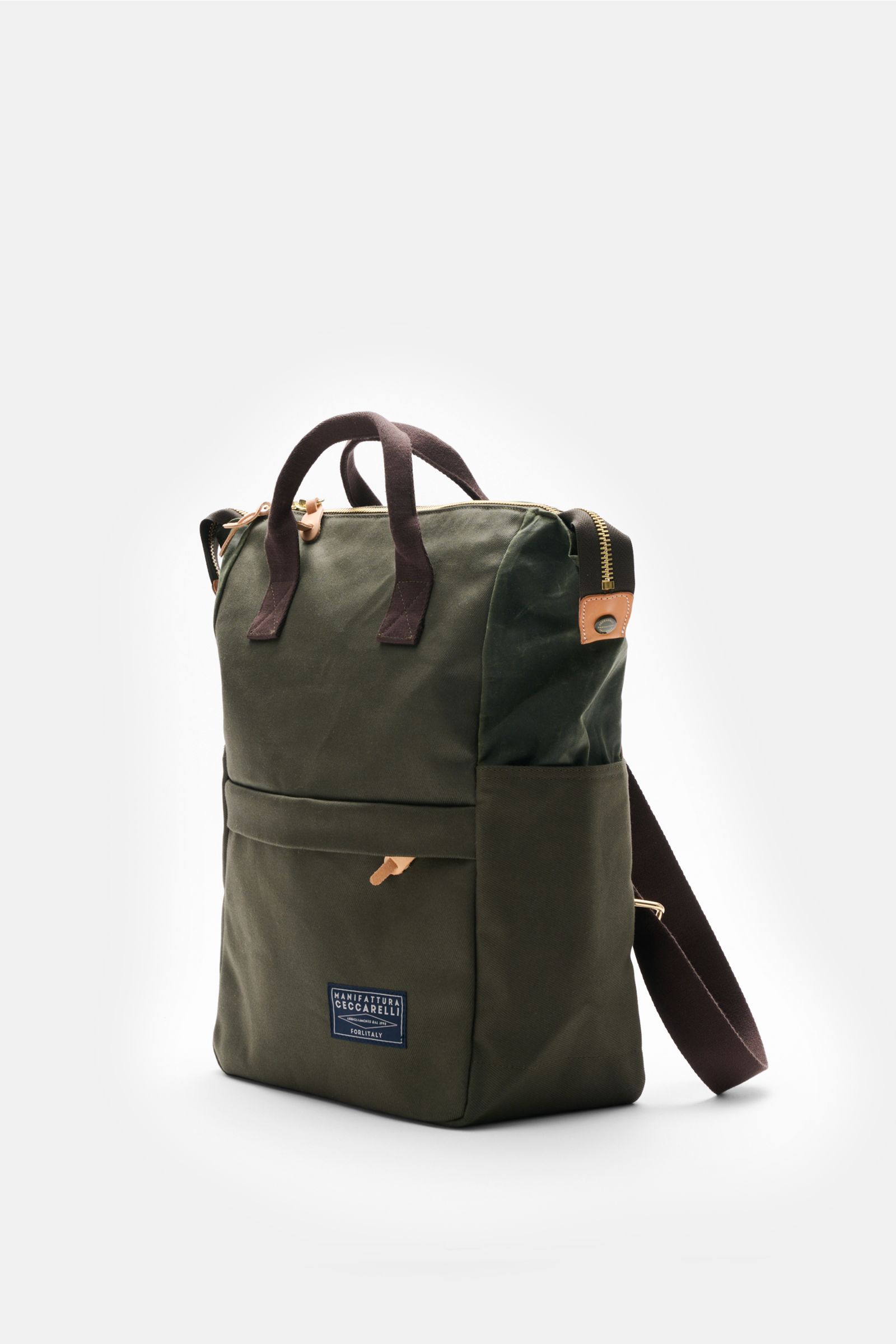 Manifattura Ceccarelli Rucksack 'Laptop' oliv aus reiner Baumwolle, goldfarbene Hardware, verstellbare Schulterriemen, robust, mit Logo-Patch, Außenfach, Laptopfach, ca. 47x45x14 cm, seitlich schräg fotografiert.