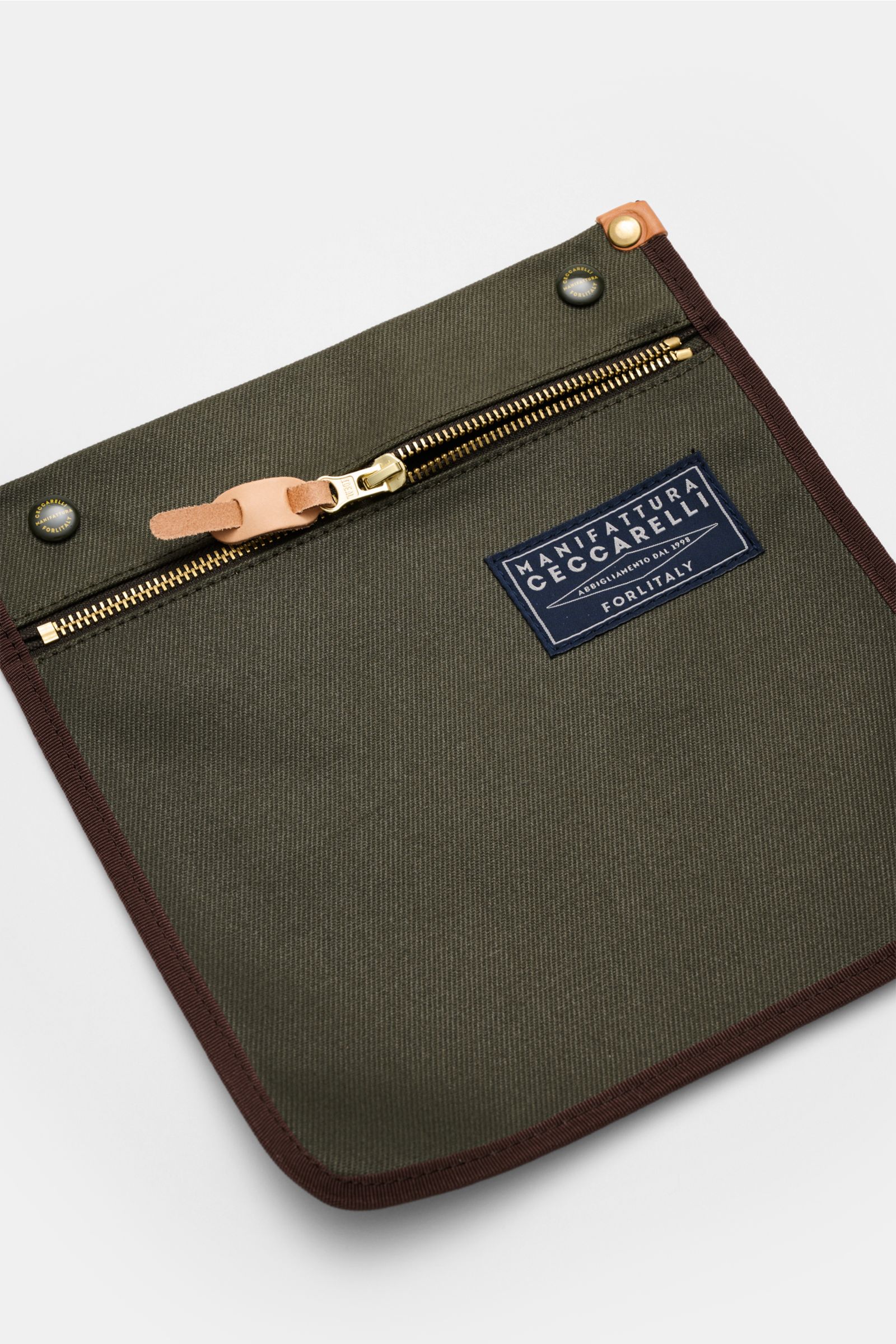 Manifattura Ceccarelli Rucksack 'Laptop' oliv aus reiner Baumwolle, goldfarbener Reißverschluss, Logo-Patch, Außenfach, robuste Details.