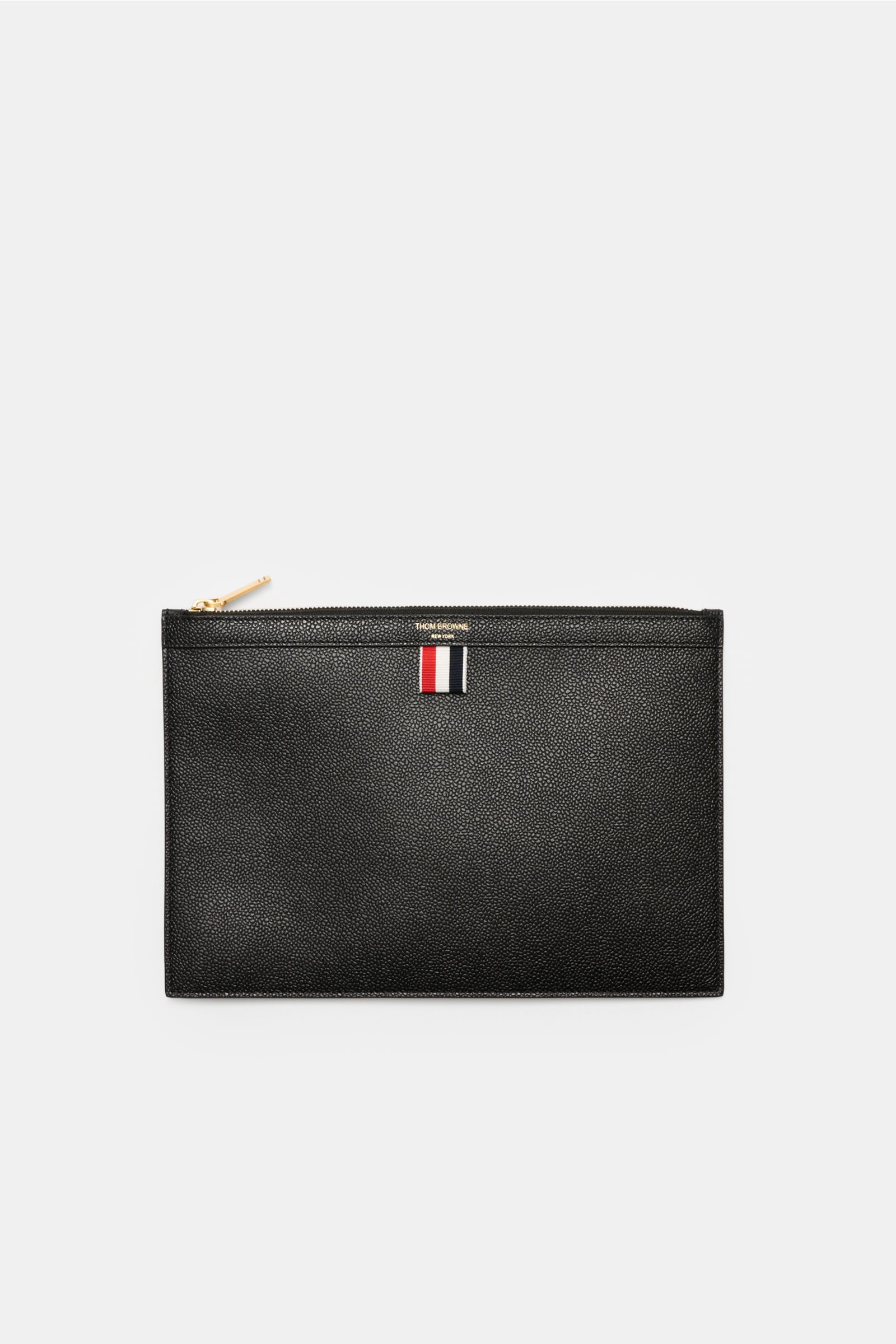 Front view of Thom Browne Dokumentenmappe schwarz in finely grained black leather with gold hardware and signature grosgrain stripe.

Die Dokumentenmappe aus edlem Leder von THOM BROWNE wird mit dem markentypischen Grosgrain zum Eyecatcher sowie prakti