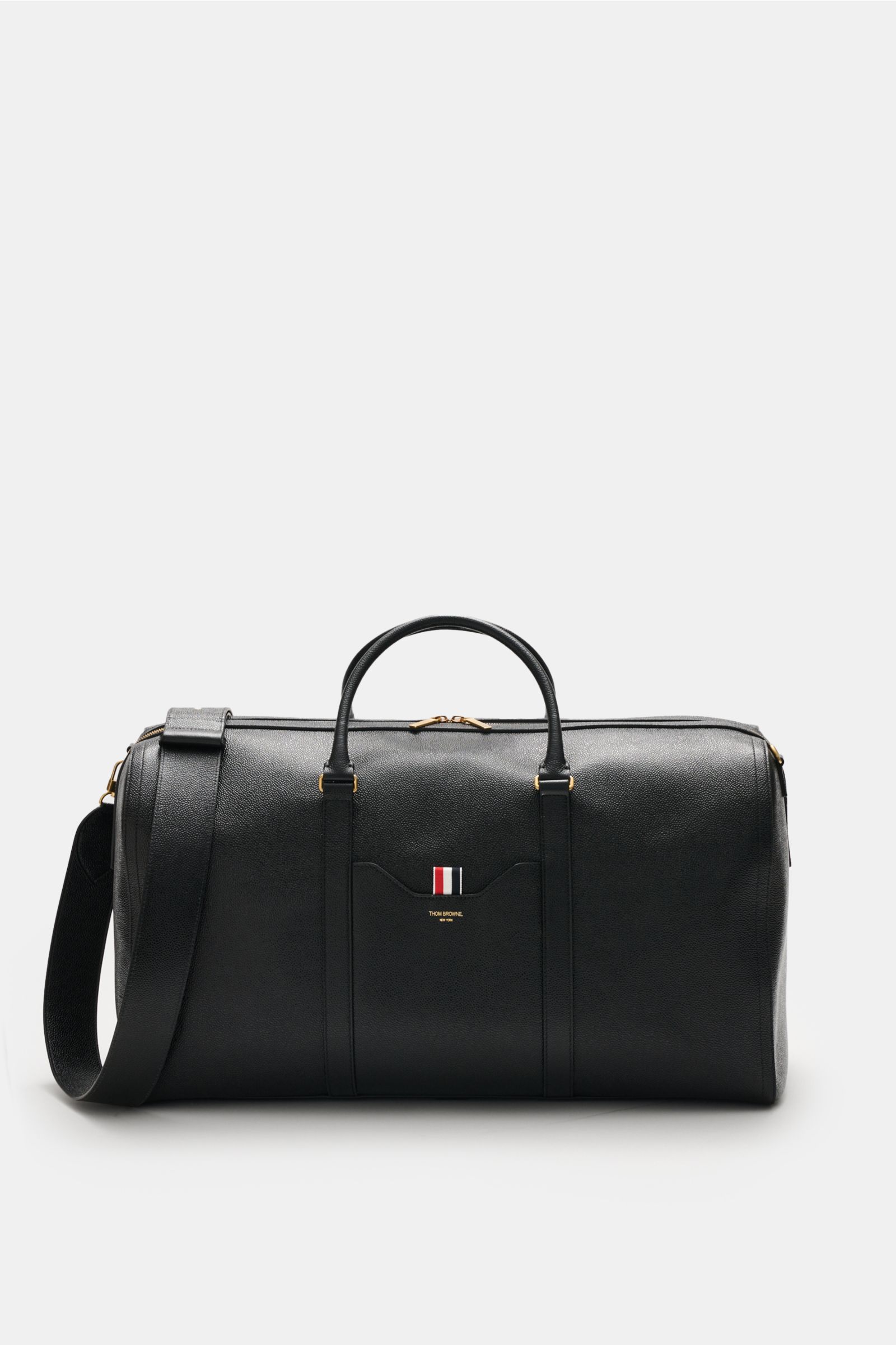 Thom Browne Weekender schwarz aus genarbtem Leder, seitliche Perspektive mit robusten Griffen, goldfarbener Hardware, verstellbarem Schultergurt.
