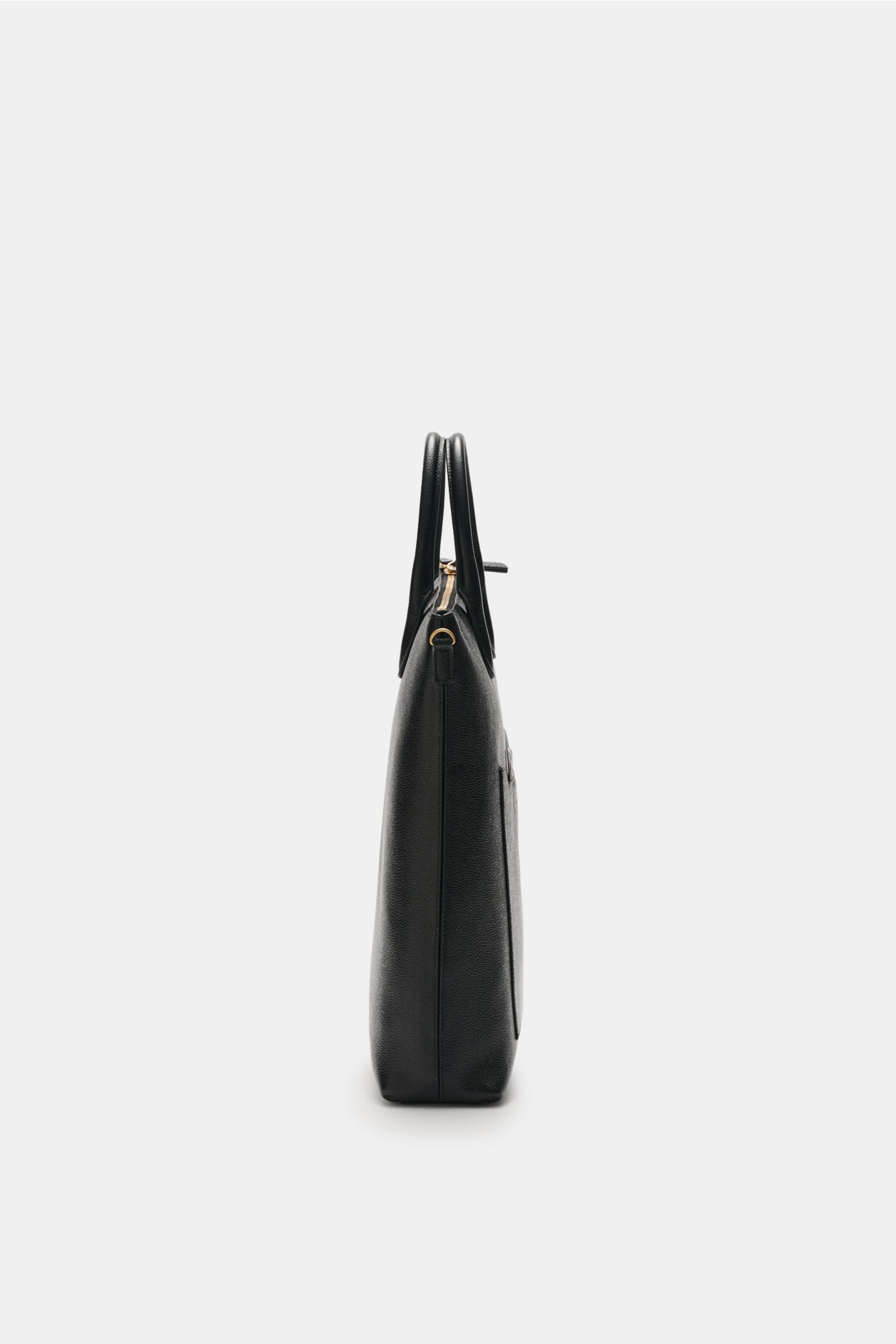 Seitliche Ansicht des Thom Browne Shopper schwarz aus genarbtem Leder mit robusten Griffen, goldfarbener Hardware, abnehmbarem Gurt und geräumigem Hauptfach.