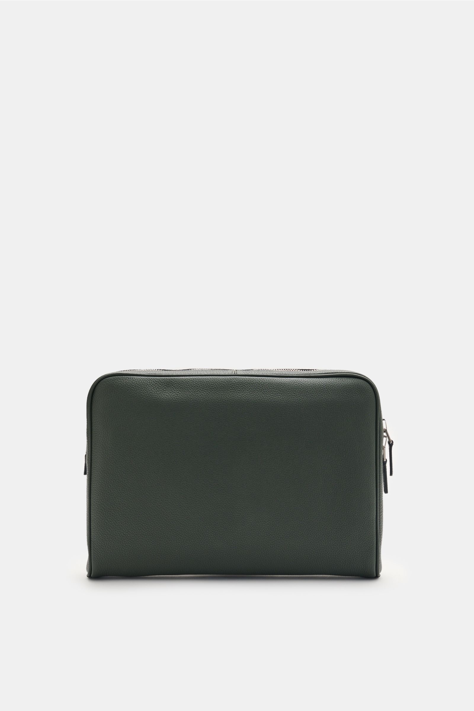 Front view of Tom Ford Laptop Sleeve dunkelgrün in dark green grained calf leather with silver hardware and subtle logo embossing.

Praktischer Begleiter im Alltag: Luxuriöses Kalbleder mit dezenter Logo-Prägung macht dieses elegante TOM FORD Laptop Sl
