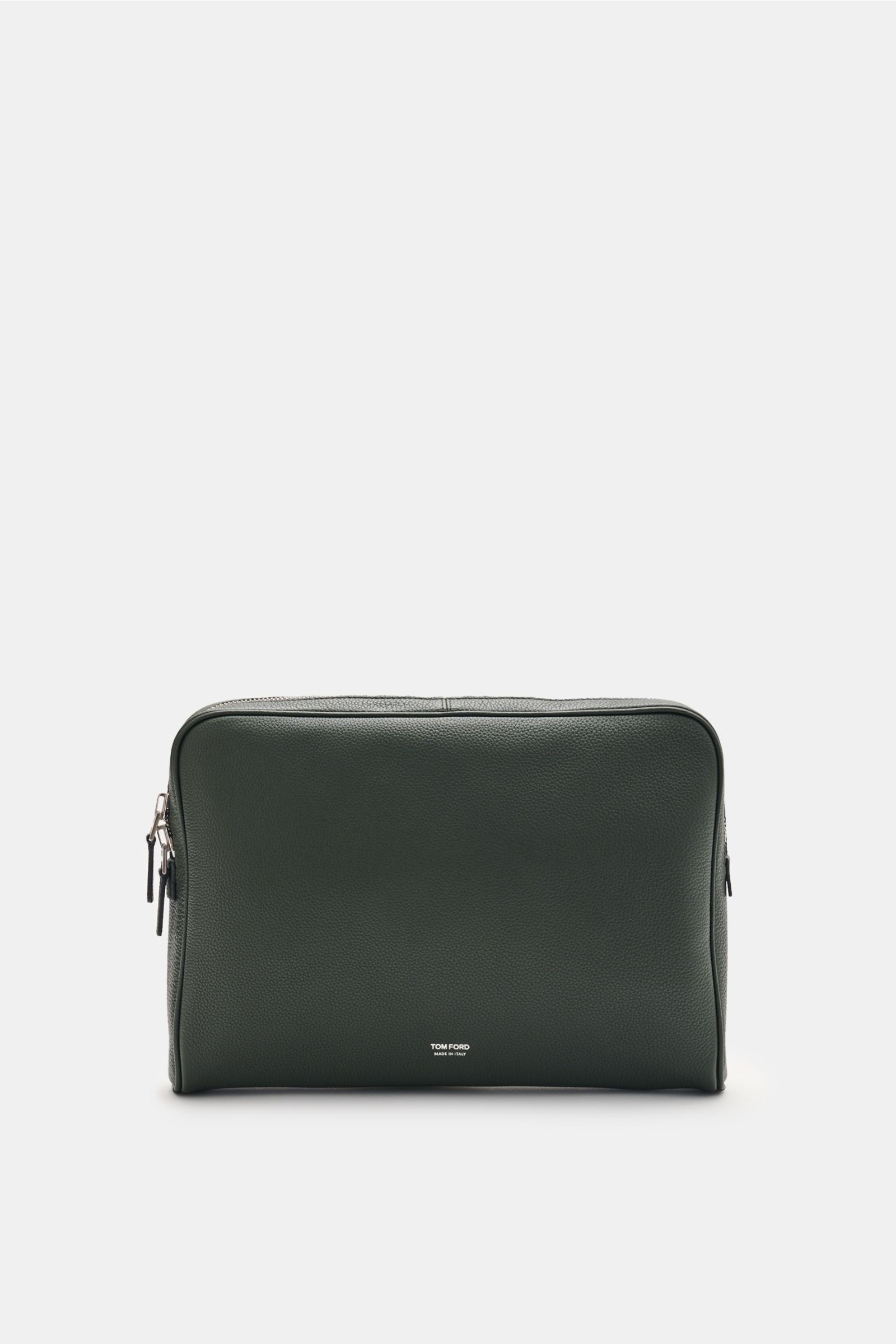 Front view of Tom Ford Laptop Sleeve dunkelgrün in grained dark green calf leather with silver hardware and subtle logo embossing.

Praktischer Begleiter im Alltag: Luxuriöses Kalbleder mit dezenter Logo-Prägung macht dieses elegante TOM FORD Laptop Sl