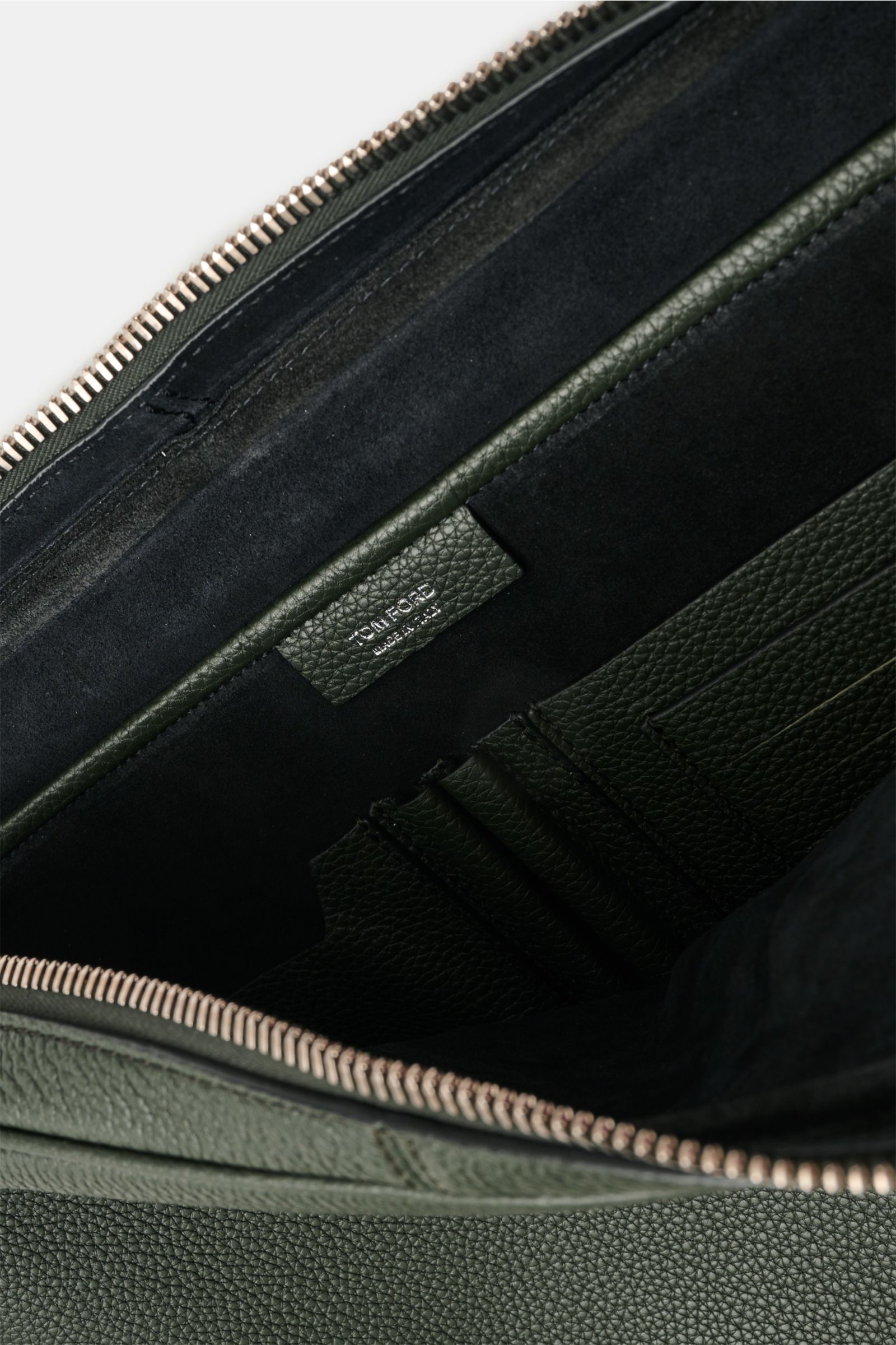 Close-up top-down view of the interior of the Tom Ford Laptop Sleeve dunkelgrün showing green grained calf leather and four card slots.

Praktischer Begleiter im Alltag: Luxuriöses Kalbleder mit dezenter Logo-Prägung macht dieses elegante TOM FORD Lapt