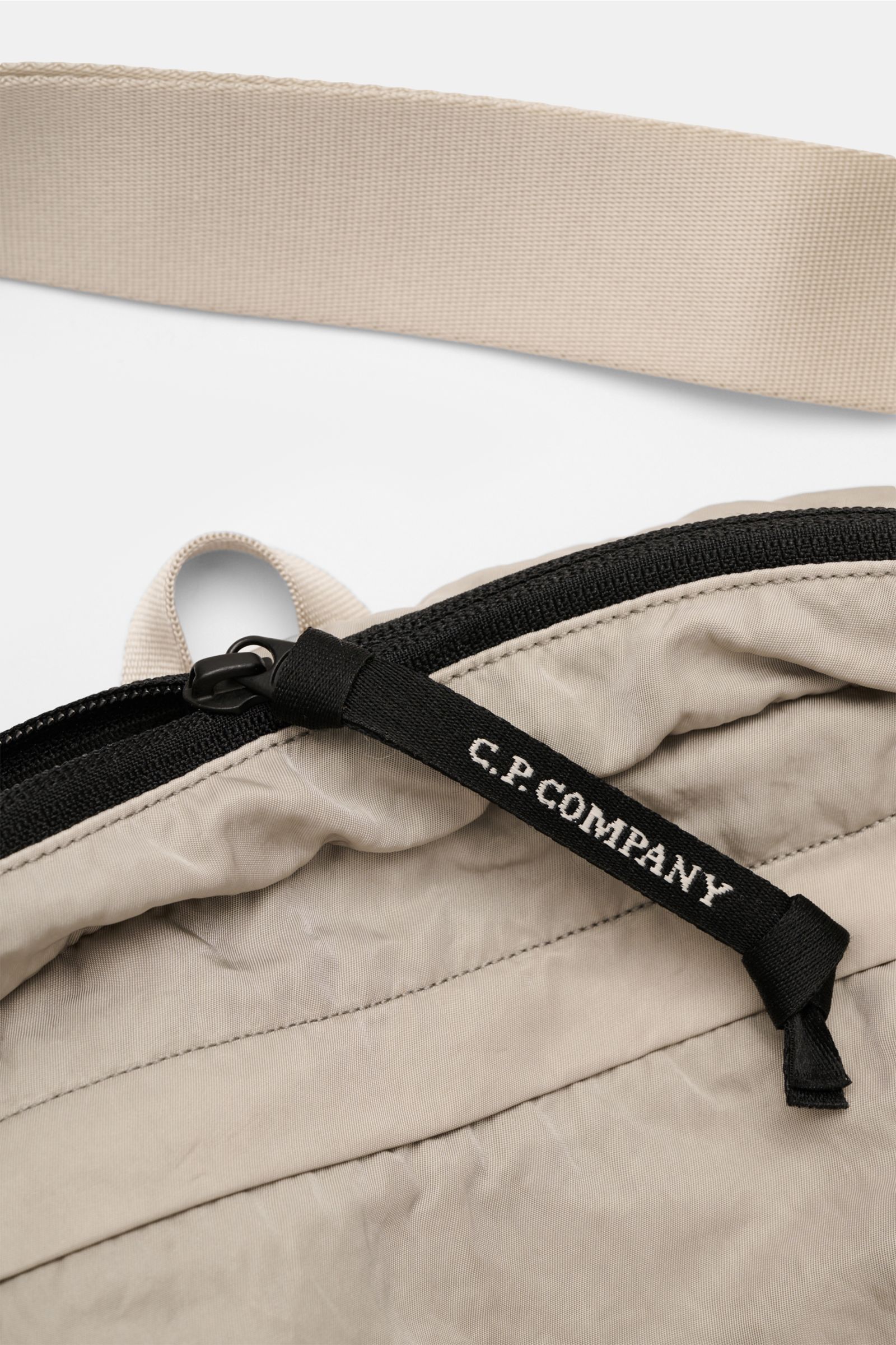 Nahaufnahme der C.P. Company Gürteltasche grau aus wasserabweisender Microfaser mit Reißverschluss, Mesh-Rückseite und verstellbarem Gurt.