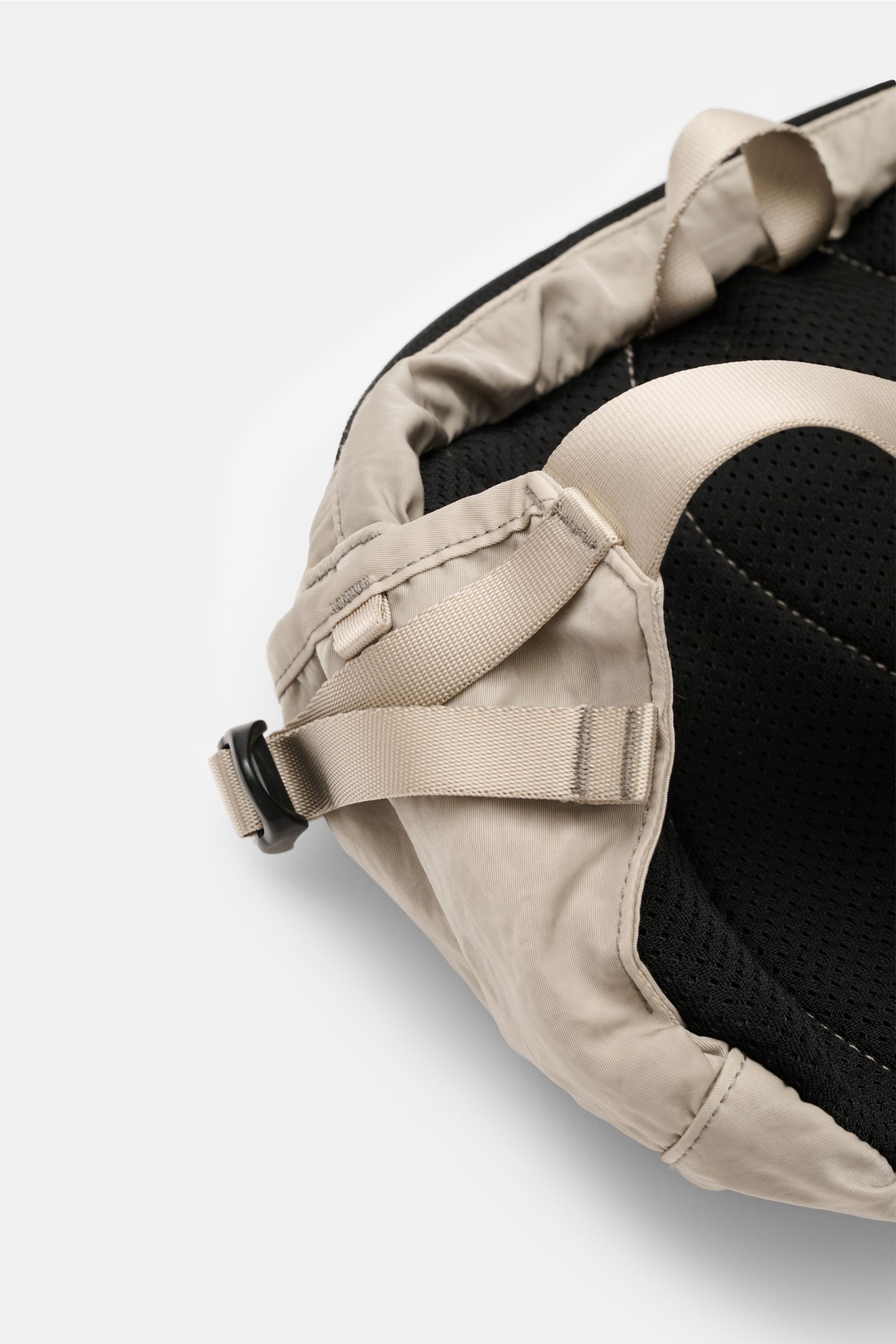 Nahaufnahme der gepolsterten Rückseite mit Mesh und verstellbarem Gurt der C.P. Company Gürteltasche grau aus wasserabweisender Microfaser in Crinkle-Optik.