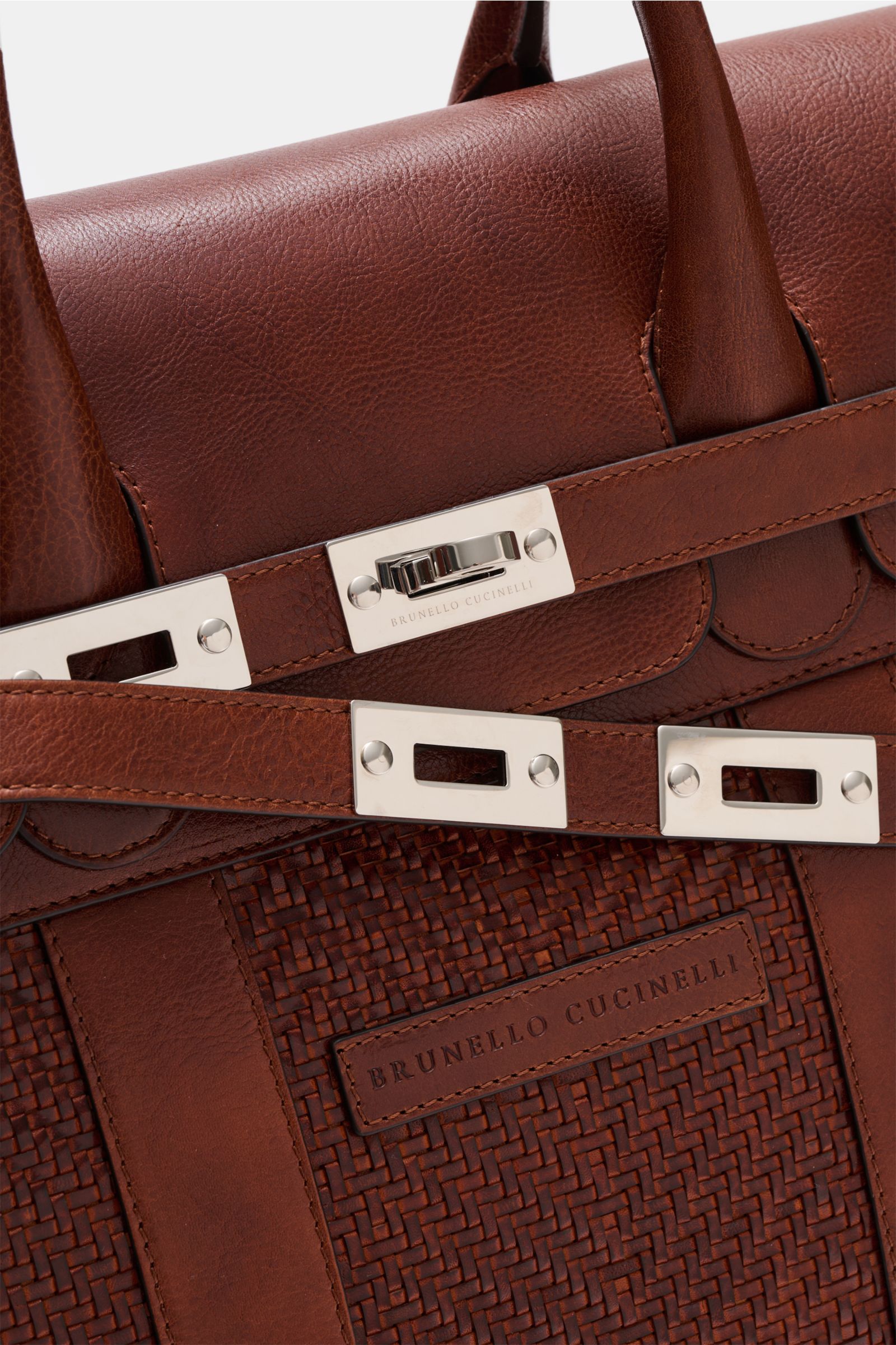 Close-up front view of the Brunello Cucinelli Weekender bordeaux showing grained calf leather, gold hardware, robust handles, and elegant leather strap buckle.

Ein praktisches Accessoire in exquisiter Lederqualität: Ein geräumiges Innenfach und die ve
