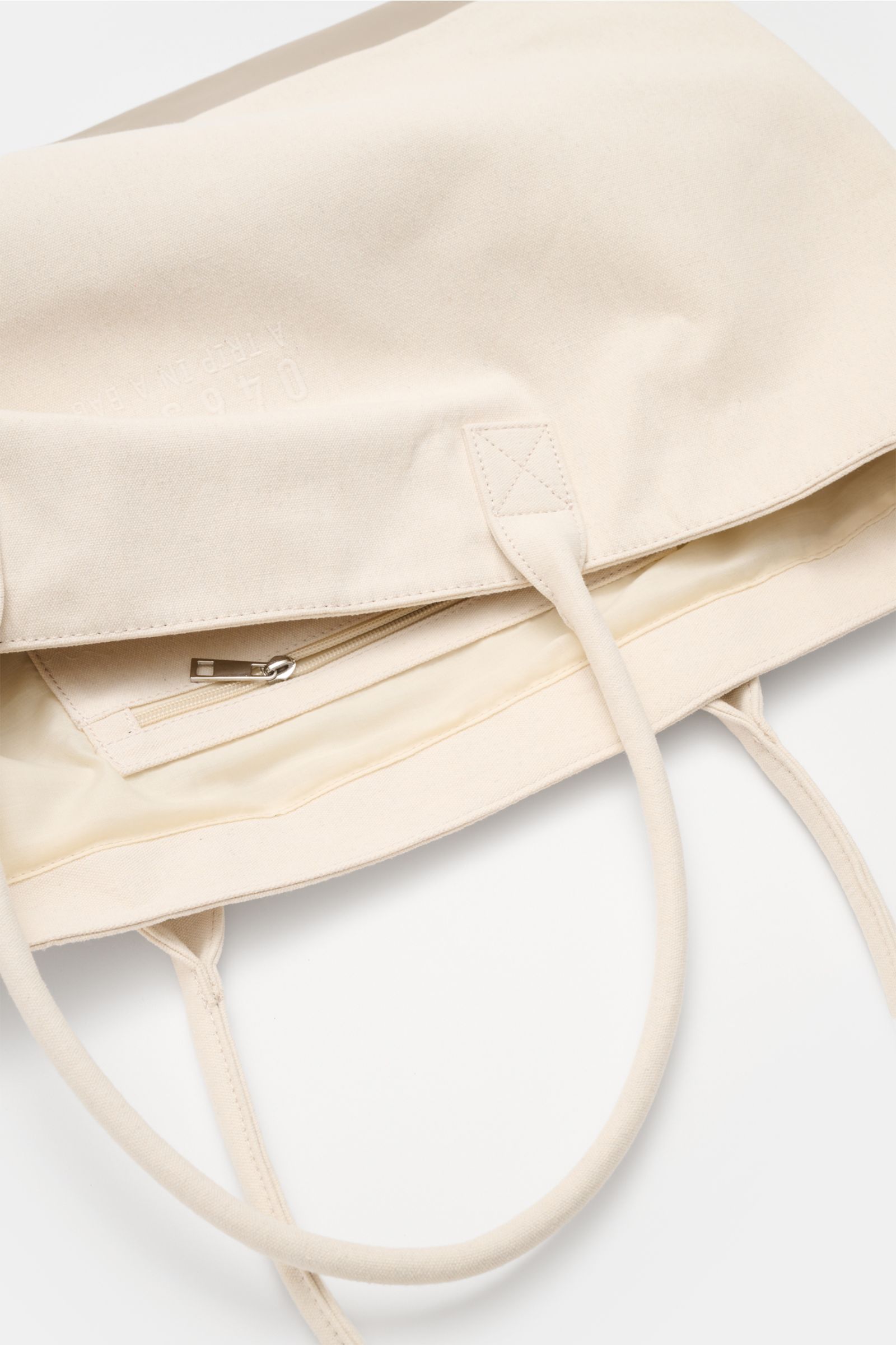 Top view of the cream and white 04651/ A trip in a bag Reise-Set 'Voyage' canvas shopper with sturdy handles and a zippered interior pocket.

This alt tag fits within the 125-character limit and naturally incorporates the product name and perspective.