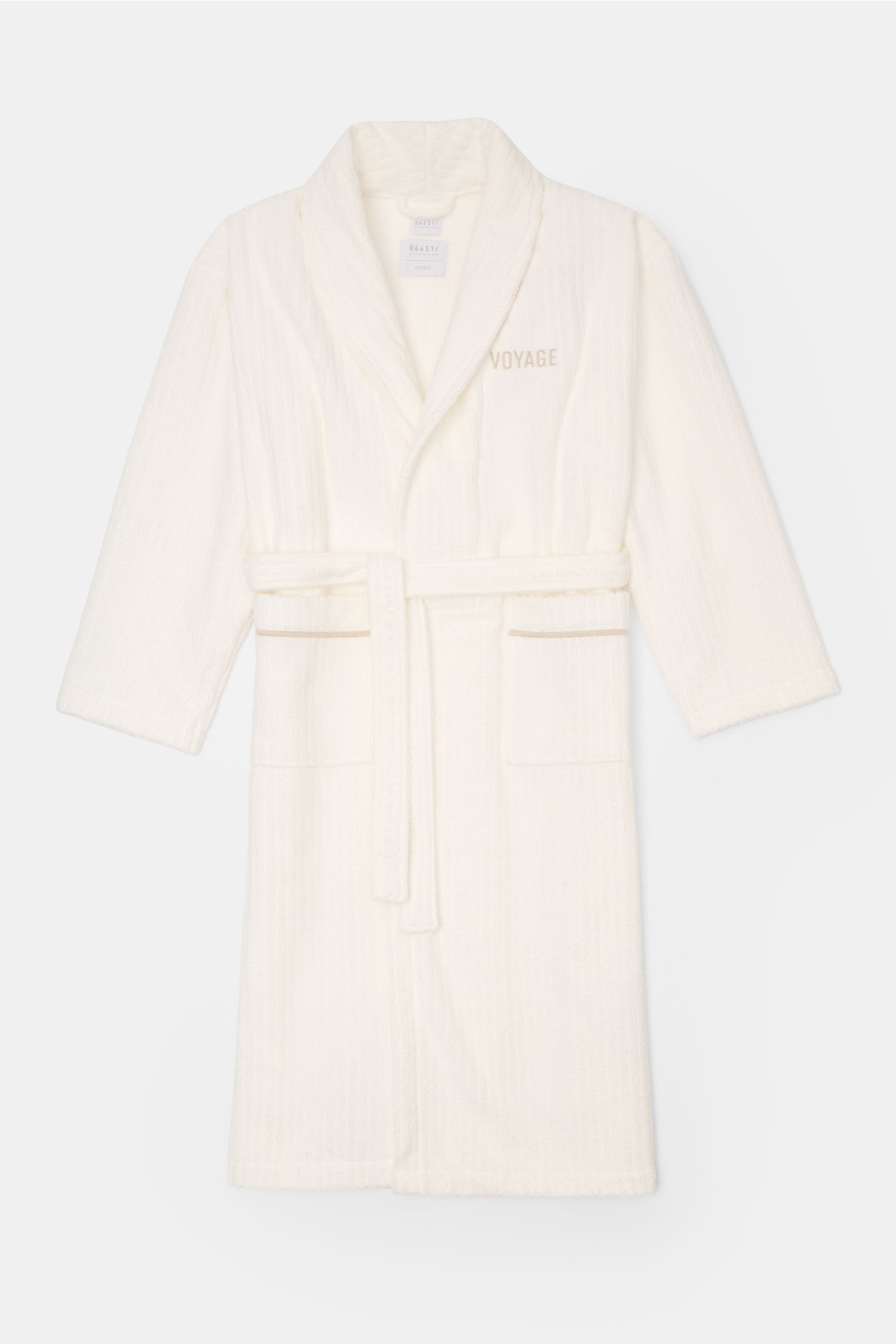 Front view of the 04651/ A trip in a bag Reise-Set 'Voyage' creme/weiß bathrobe, part of a travel set including towel, slippers, and mask.

Description incorporating provided content:
Ein durchdacht zusammengestelltes Travel-Essential: Das 'Voyage Set' vo