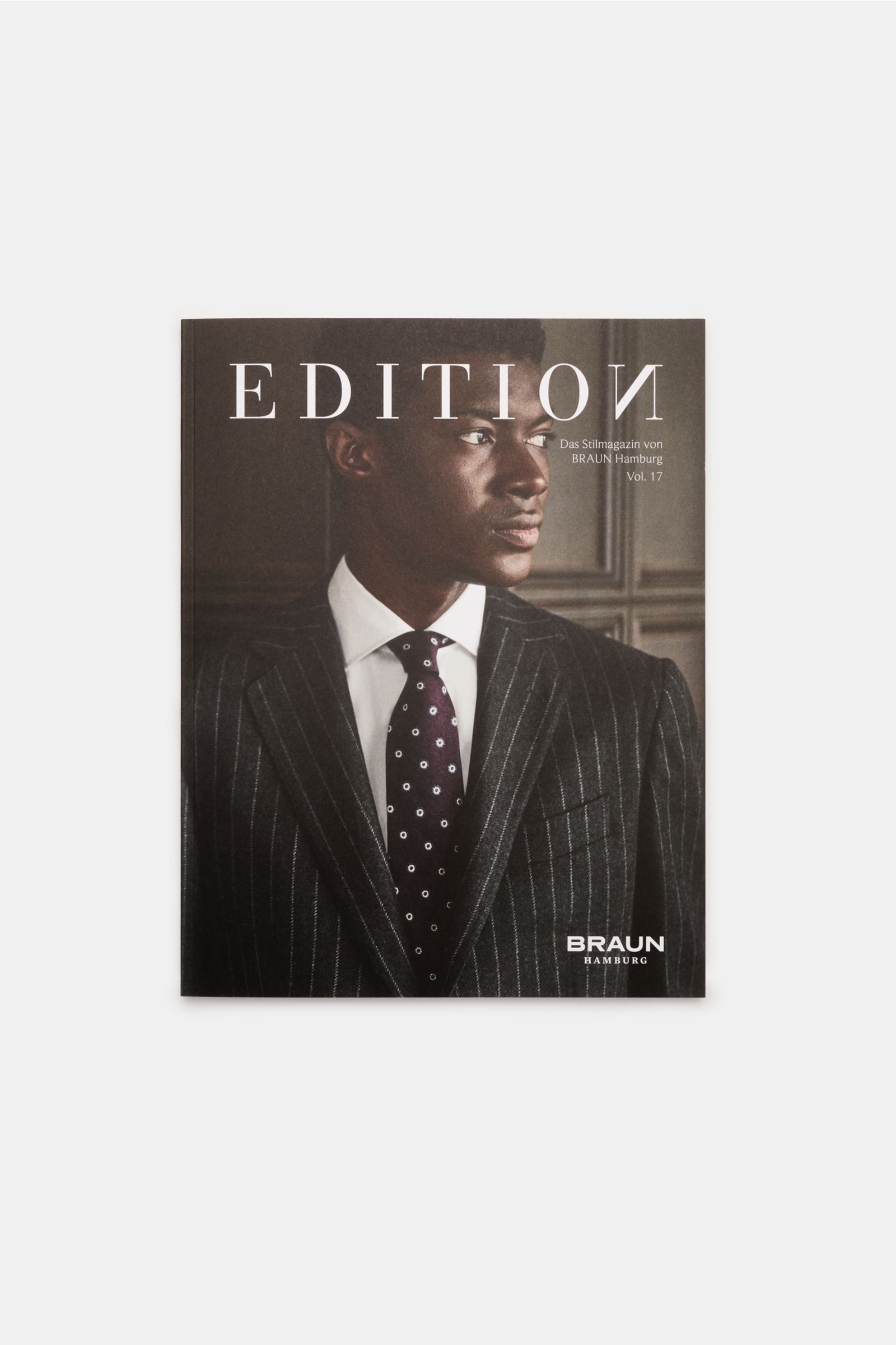 Edition EDITION Magazin Herbst 2025, frontale Nahaufnahme, zeigt stilvollen Mann im Nadelstreifenanzug und gemusterter Krawatte, Hommage an Stil, Haltung und Zeitgeist.