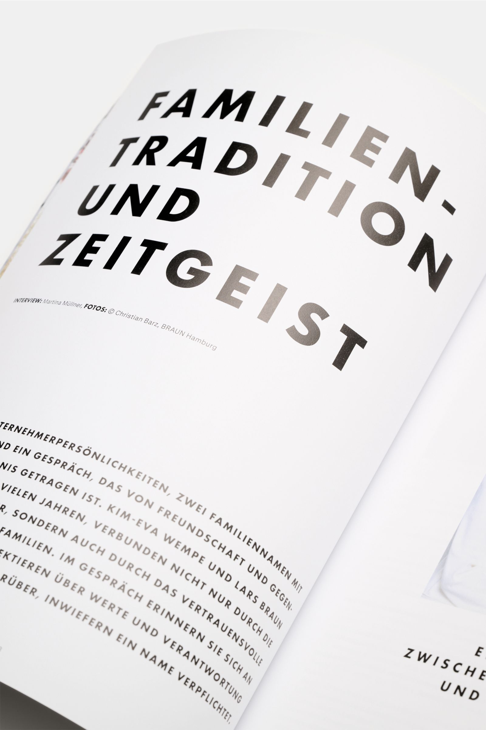 Nahaufnahme der geöffneten Edition EDITION Magazin Herbst 2025 Seite mit dem Titel 'Familien-Tradition und Zeitgeist', fotografiert aus schräger Vogelperspektive.