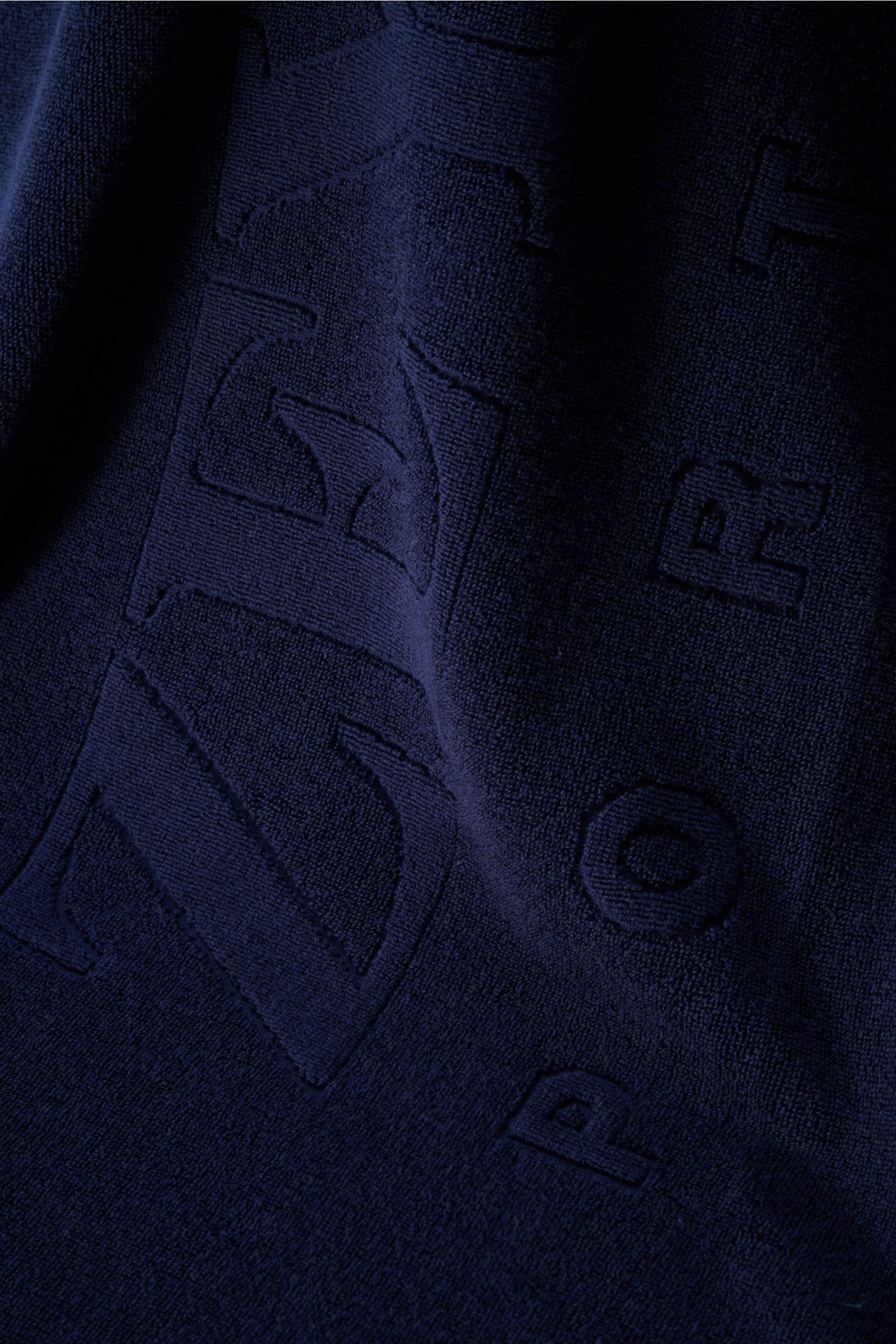 Close-up front view of the navy Zeybra Portofino 1962 Frottee-Strandtuch showing embossed tonal logo on soft, voluminous pure cotton terry fabric.

Description: Ausgiebig Sonnenbaden mit ZEYBRA PORTOFINO 1962: Dieses edle Frottee-Tuch bietet genügend P