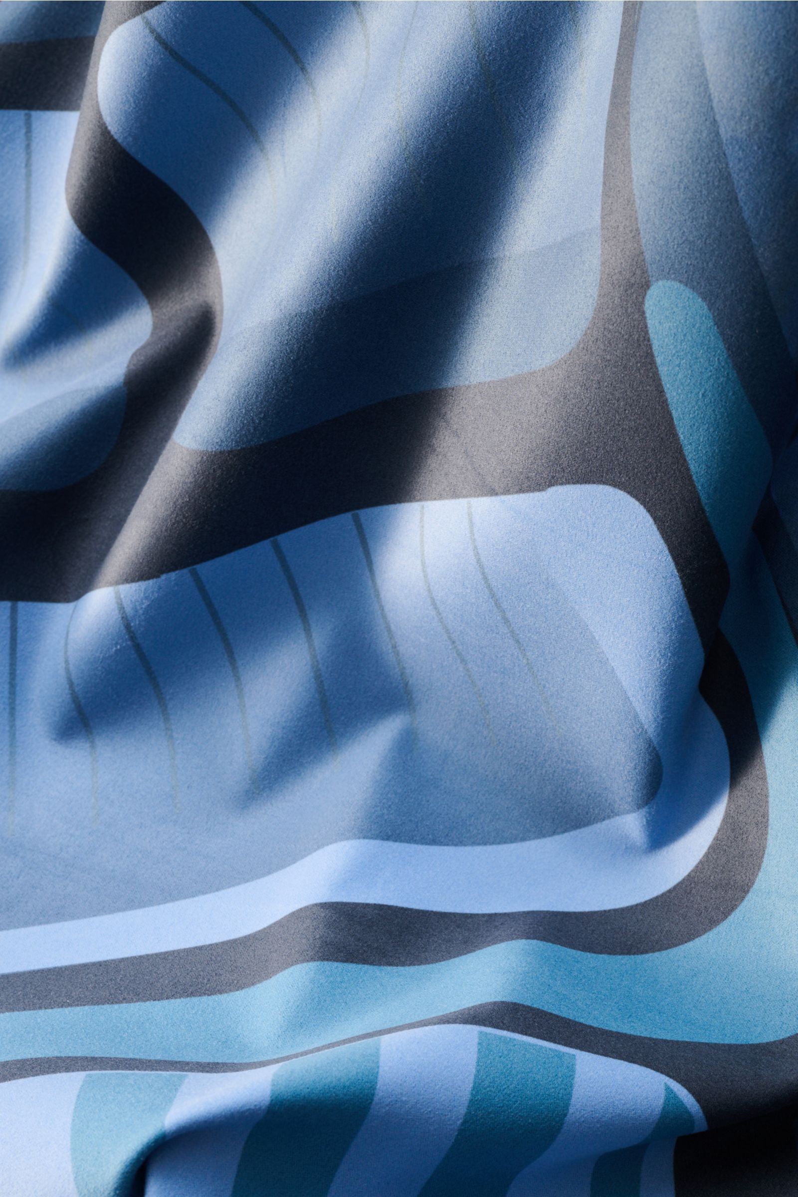 Zeybra Portofino 1962 Strandtuch graublau gemustert in Nahaufnahme, weiche Microfaser mit All-Over-Print, glatter Griff, 120x190 cm.