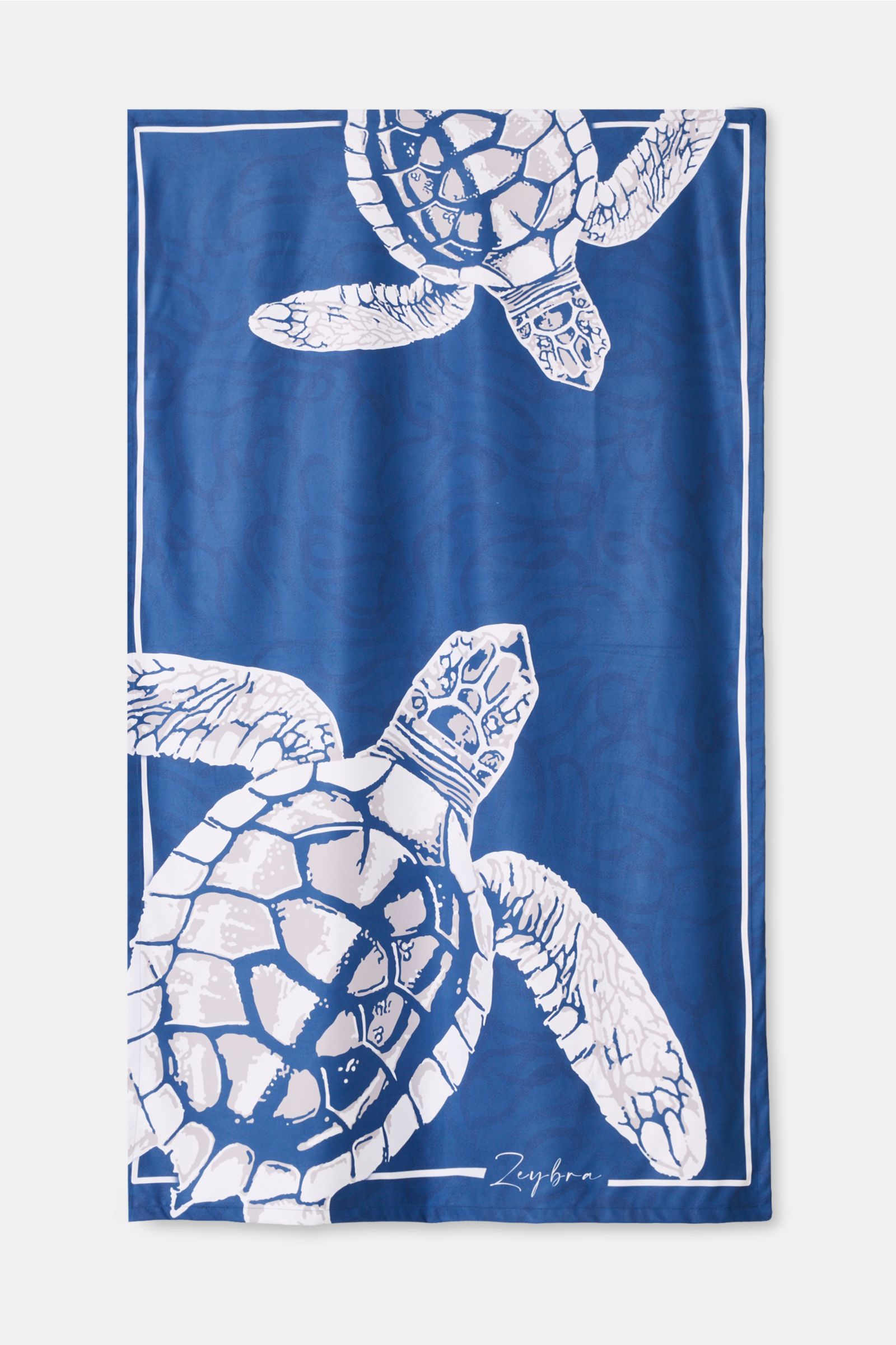 Zeybra Portofino 1962 Strandtuch dunkelblau gemustert mit Schildkröten-All-Over-Print, feine Microfaser, glatter Griff, von oben fotografiert.