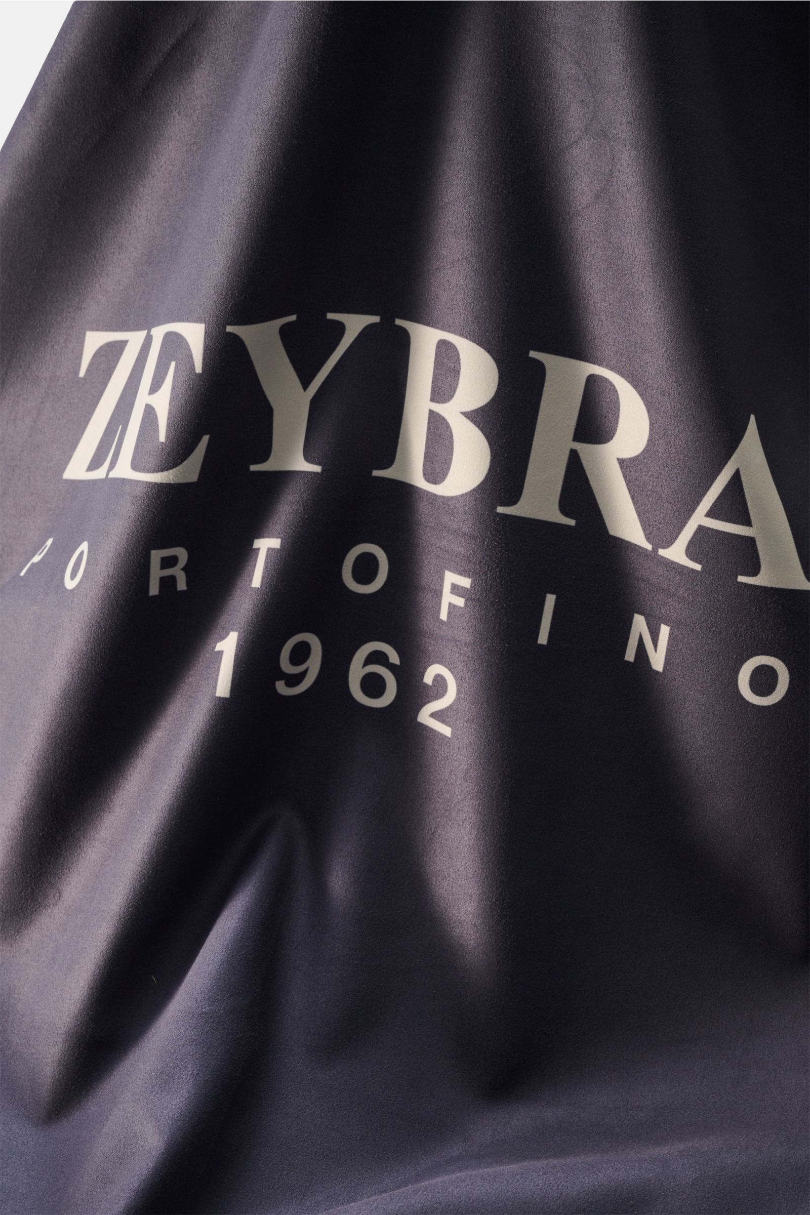 Zeybra Portofino 1962 Strandtuch navy/multicolor gemustert aus feiner Microfaser mit glattem Griff, All-Over-Print, Detailaufnahme von oben.