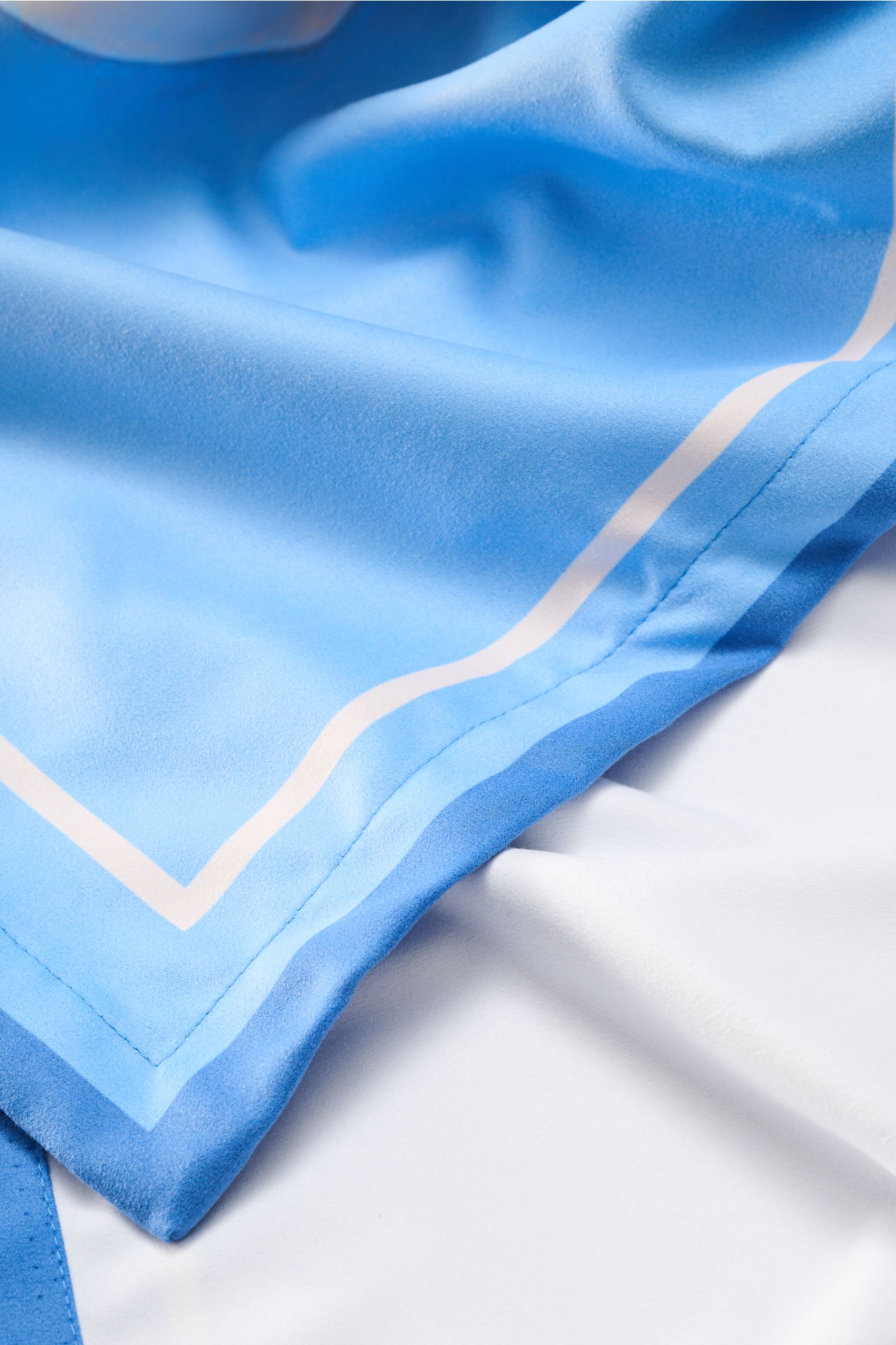 Zeybra Portofino 1962 Strandtuch blau/weiß gemustert, Detailaufnahme aus Nahperspektive, feine Microfaser, glatter Griff, All-Over-Print.