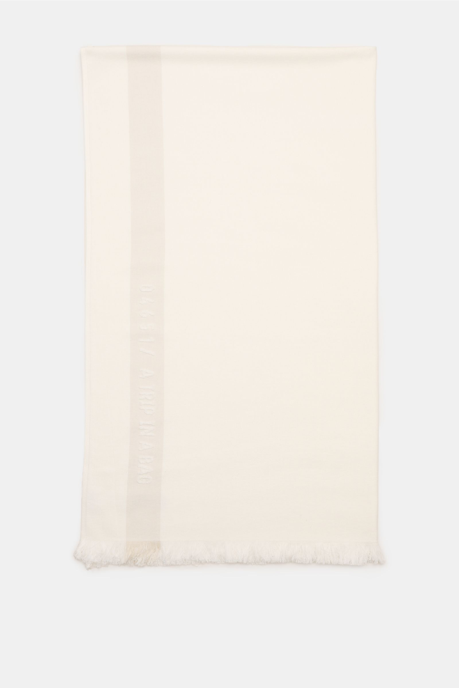 Top-down view of the 04651/ A trip in a bag Strandtuch offwhite beach towel made of pure cotton terry with a narrow fringed edge, measuring approx. 95 x 175 cm. 

Elegantes Strand-Accessoire: Das Strandtuch aus reinem Baumwoll-Frottée von 04651/ A TRIP