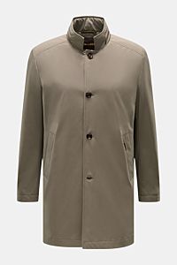 Moorer Kurzmantel 'Hektor' khaki, Slim Fit, wasserabweisend, Microfaser, Stehkragen mit Kapuze, Vier-Knopf-Leiste, schräge Taschen, Frontansicht.
