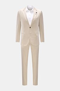 Lardini Anzug beige aus elastischer Baumwolle, Slim Fit Sakko mit Blütenpin, tailliert, reguläre Hose, frontal fotografiert, weich und zeitlos.