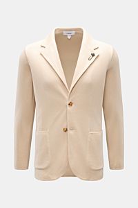 Lardini Strickblazer creme, frontale Nahaufnahme, Slim Fit aus reiner Baumwolle mit feinem Strickbild, zwei Knöpfen, aufgesetzten Taschen, fallendem Revers und Blüten-Anstecker.