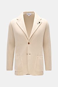 Lardini Strickblazer beige, frontale Nahaufnahme, Slim Fit, reine Baumwolle, markantes Strickmuster, zwei Knöpfe, Blütenpin, Hüfttaschen, Seitenschlitze.