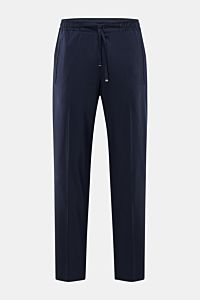 Corneliani Jogpants navy front view, slim fit joggers in navy blue with elastic waistband, drawstring, zip, button, and welt pockets, wool-silk blend.

Smart Casual mit Luxusfaktor: Die Jogpants von CORNELIANI überzeugt mit edler Schurwoll-Seidenmischu