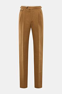 Front view of PT Torino Trousers 'Gentleman Fit' brown, made from a lightweight, slightly robust linen and cotton blend with slim, tapered cut, double pleats, zip and button closure, extended buttoned tab, side adjusters, French pockets, watch pocket with