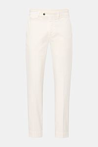 04651/ A trip in a bag Baumwollhose 'Flex' creme, frontale Ansicht, knöchellang, tapered Fit, Popeline mit Stretch, Taschen mit Patte, Bundknopf.