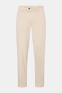 Frontansicht der sandfarbenen 04651/ A trip in a bag Baumwollhose 'Flex' mit modernem Fit, Popeline, Stretch, tapered Fit, Uhren- und Gesäßtaschen.