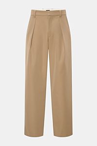 Front view of A.P.C. Hose 'Renato' camel, a stylish classic tapered fit trouser with high waist, wool-microfiber blend, and pleats.

Description: Stilvoller Klassiker: Die Hose 'Renato' von A.P.C. wird mit ihrem eleganten Design zum unverzichtbaren Ess