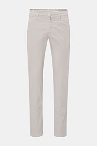 Jacob Cohen Chino 'Bobby' hellgrau aus feinem Baumwoll-Twill, slim Fit, niedrige Bundhöhe, Reißverschluss, französische Taschen, Vorderansicht.