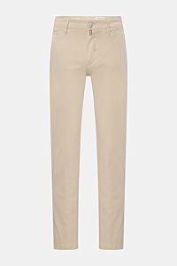 Jacob Cohen Chino 'Bobby' beige, schmaler Schnitt, Baumwoll-Twill mit Stretch, Reißverschluss, Bundknopf, französische Taschen, frontal fotografiert.