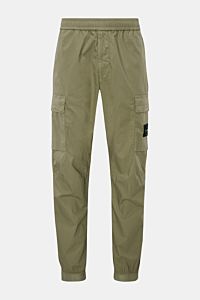 Stone Island Cargo-Jogpants 'Regular Tapered' oliv, frontale Nahaufnahme, Baumwolle, elastischer Bund, Cargo- und Seitentaschen, Kompass-Badge.