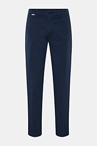 04651/ A trip in a bag Chino navy, knöchellange Baumwollhose aus Twill, leicht elastisch, Tapered Fit, Taschen, Reißverschluss, Bundknopf, Weblabel, frontale Ansicht.