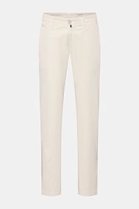 Jacob Cohen Chino 'Bobby' sand aus feinem Baumwoll-Twill in Slim Fit, frontal fotografiert, mit Reißverschluss, Knopf und Taschen.