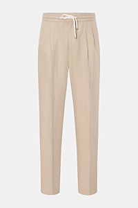 Brunello Cucinelli Jogpants 'Leisure Fit' beige, frontale Nahaufnahme, Twill aus Leinen und Baumwolle, schmal zulaufend, hoher Bund mit Tunnelzug, kurze Länge, doppelte Bundfalte, französische Taschen, Leistentaschen am Gesäß.