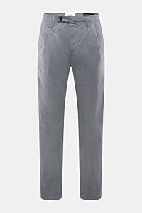 Closed Baumwollhose 'Bergen Tapered' rauchblau, frontale Nahaufnahme, leicht elastisch, Tapered Fit, doppelte Bundfalte, paspelierte Taschen.