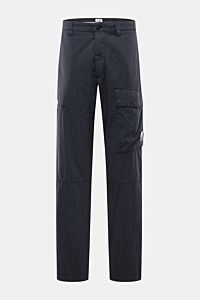 Frontansicht der navy C.P. Company Cargohose aus Baumwoll-Microfaser-Mix mit weichem Griff, Tapered Fit, Cargo- und Gesäßtaschen, Reißverschluss und Bundknopf.