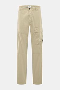Frontale Ansicht der C.P. Company Cargohose sand aus Baumwoll-Microfaser-Mix mit Utility-Ästhetik, Cargo- und Seitentaschen, tapered Fit, knöchellang und Label-Linsendetail.