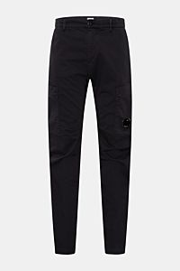 Front view of C.P. Company Cargohose dark navy made of cotton gabardine with stretch, regular fit, tapered legs, side and cargo pockets, zip and button. 

Urban Utility: Die Cargohose von C.P. COMPANY kombiniert funktionale Details mit entspanntem Fit und