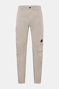 Front view of C.P. Company Cargohose hellgrau, light gray cotton gabardine cargo pants with stretch, regular fit, tapered legs, side and cargo pockets, zip and button closure, soft touch, and signature lens detail. Urban Utility: combines functional detai