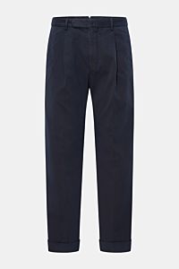 Santaniello Chinos 'Arsenio' navy shown from the front, made of fine cotton twill with a single pleat, tapered fit, ankle length, and fixed hem turn-up. Casual meets stylish: The chinos 'Arsenio' by SANTANIELLO are made of soft twill in pure cotton with a