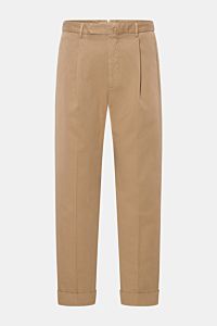 Front view of Santaniello Chinos 'Arsenio' light brown made of soft cotton twill with single pleat, tapered fit, zip, and button closure.

Casual meets stylish: The chinos 'Arsenio' by SANTANIELLO are made of soft twill in pure cotton with a single ple