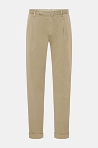 Santaniello Chinos 'Camerota' olive shown from the front on a white background, made of soft, slightly stretchy cotton twill with a single pleat, tapered fit, regular thigh width, ankle length, zip and waist buttons, French pockets, back pockets with butt