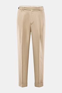 Front view of PT Torino Hose 'Carrot Fit' beige, made of a wool and linen mix with a tapered fit, shortened length, high waist, pleats, and cuffed hems.