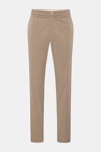 GTA Hose 'Davide' hellbraun in Frontansicht, leichte Baumwoll-Microfaser-Qualität, Tapered Fit, schmal zulaufend, mit Reißverschluss, Bundknopf, französischen und Gesäßtaschen.