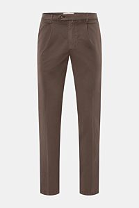 Front view of Briglia 1949 Chinos dark brown in Tencel and cotton twill with elasticated fabric, soft feel, tapered fit, ankle length, zip and waist button, French pockets, and back pockets with flap. Maximum comfort meets an elegant silhouette: Summery e