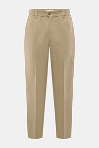 Front view of Briglia 1949 Chino 'Portofino' beige trousers in cotton and linen twill with tapered fit, regular thigh width, ankle length, zipper, button, and French pockets. Hoher Tragekomfort trifft elegante Silhouette: Mit der edlen Hose 'Portofino'
