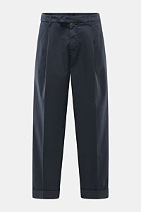 Dondup Baumwollhose 'Mel' navy, frontale Nahaufnahme, knöchellang, Loose Fit, einfache Bundfalte, Reißverschluss, französische Taschen, fixierter Saumaufschlag.
