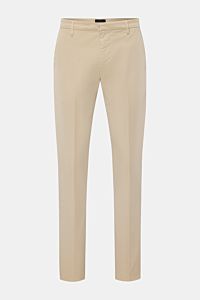 Dondup Chino 'Gaubert' beige, frontal fotografiert, Slim Fit, leicht elastische Baumwolle, garment dyed, französische Taschen, Metall-Initial.